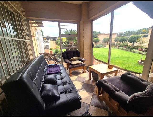 3 BEDROOM TOWNHOUSE FOR SALE IN ARCON PARK